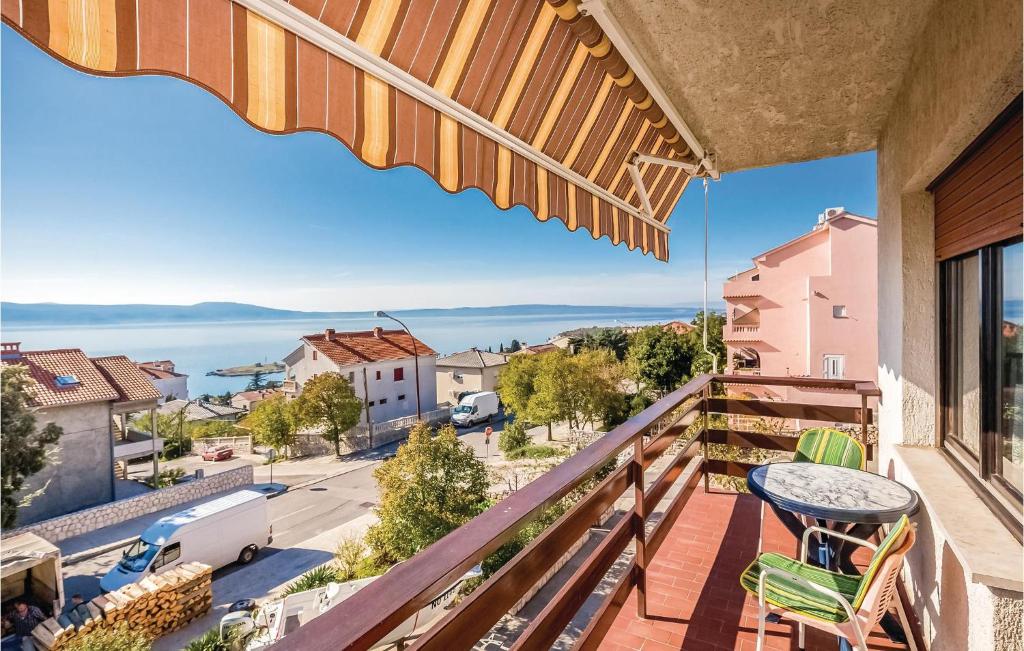 uma varanda com vista para o oceano em Amazing Apartment In Novi Vinodolski With Kitchen em Novi Vinodolski
