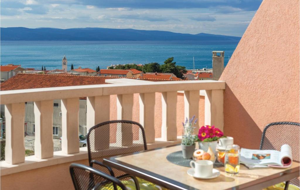 - une table sur un balcon avec vue sur l'océan dans l'établissement Cozy Apartment In Baska Voda With Kitchen, à Baška Voda