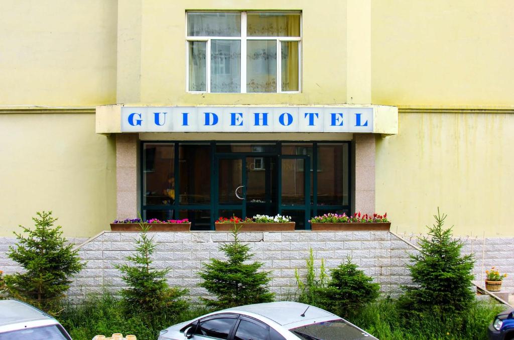 un bâtiment avec un panneau indiquant guildford dans l'établissement Guide Hotel, à Oulan-Bator