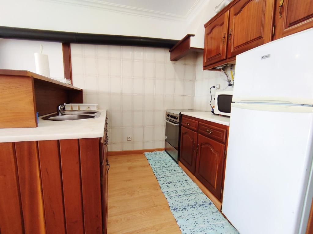 Een keuken of kitchenette bij Magoito Beach Apartment