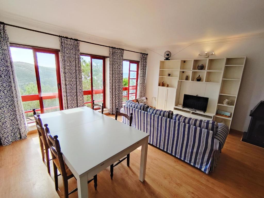 Een zitgedeelte bij Magoito Beach Apartment