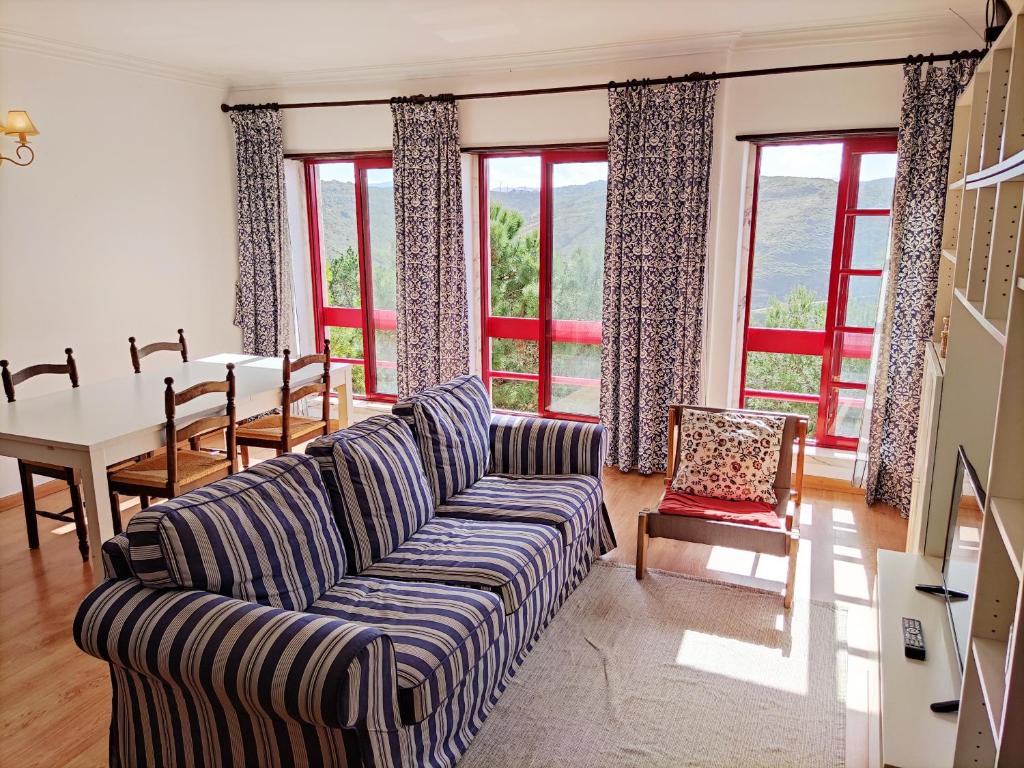 Een zitgedeelte bij Magoito Beach Apartment