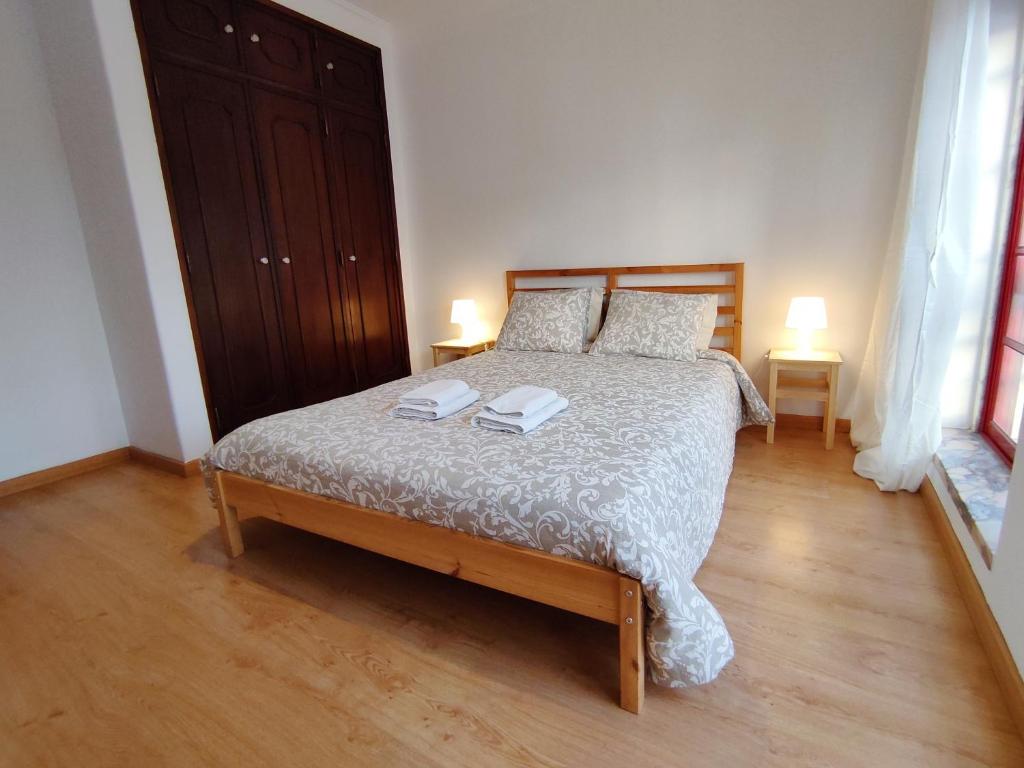 Een bed of bedden in een kamer bij Magoito Beach Apartment