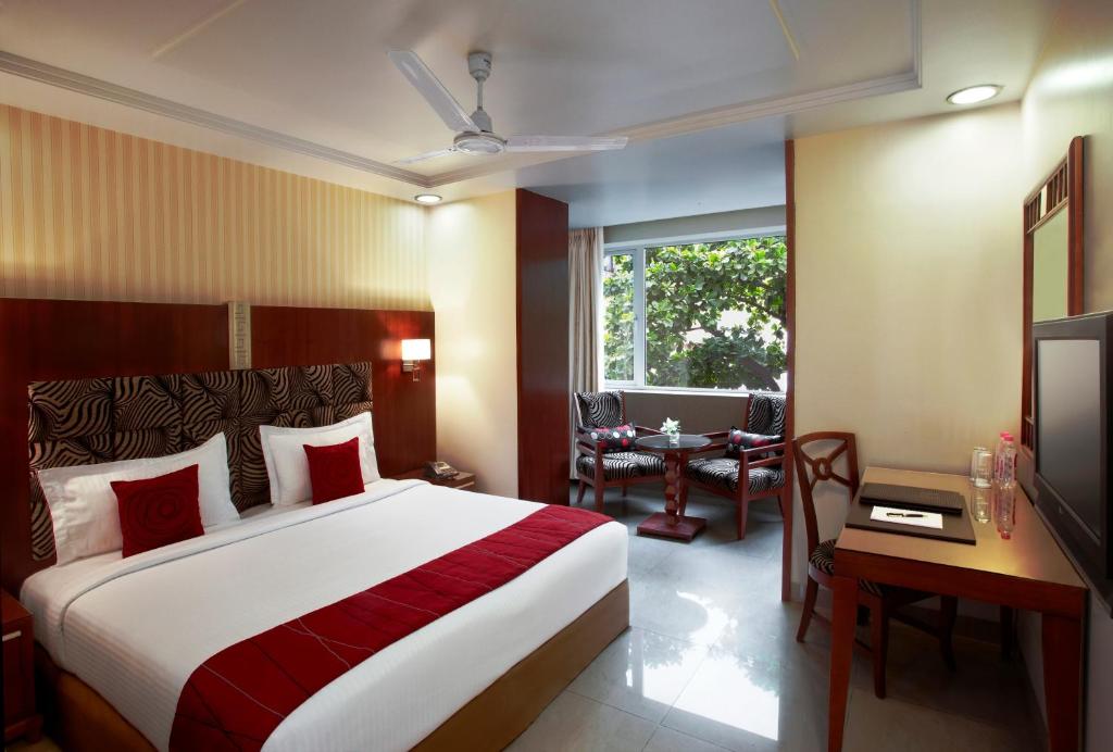 una habitación de hotel con una cama grande y una mesa en Hotel Suba Palace Near Gateway of India, en Bombay