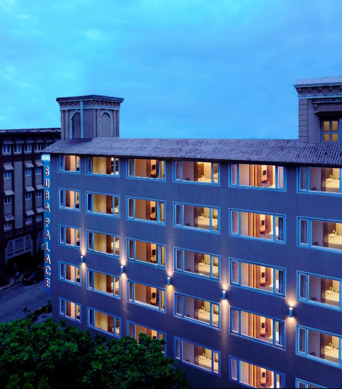 Un edificio con luces en el costado. en Hotel Suba Palace Near Gateway of India, en Bombay