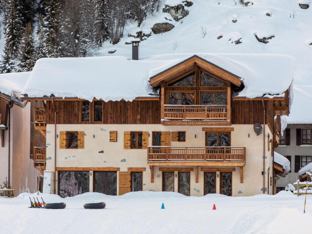 Το Alpine Chalet with Spa and pets τον χειμώνα
