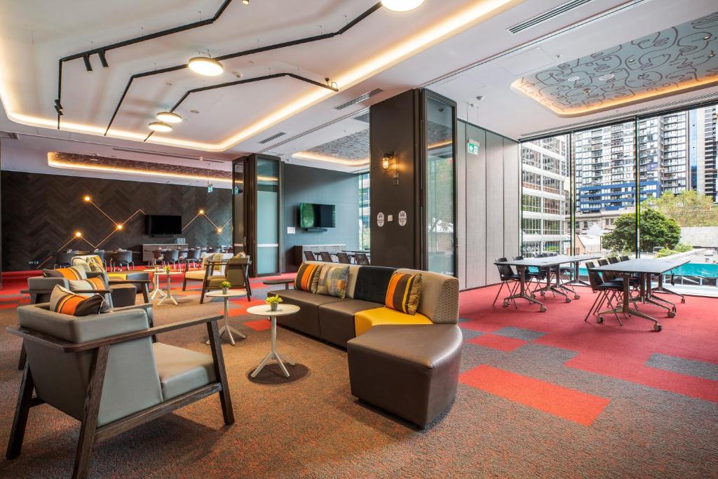 Posezení v ubytování Holiday Inn Express Melbourne Little Collins by IHG