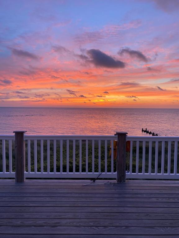 een uitzicht op de oceaan vanaf een pier bij zonsondergang bij Waterfront Escape-Breweries, Vineyards n' Sunsets in Miami Beach