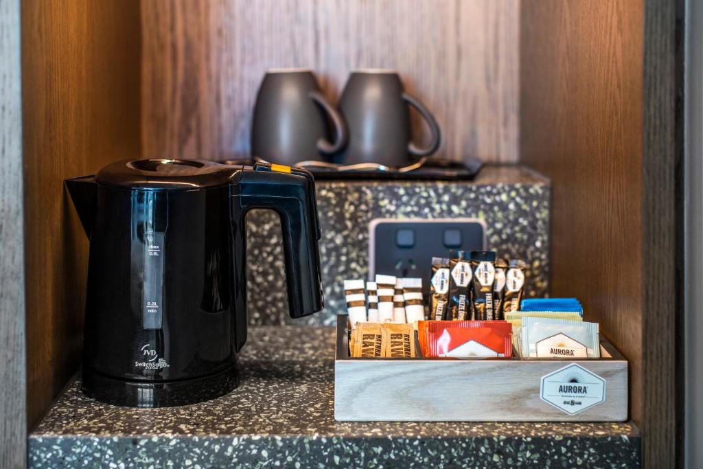 Příslušenství pro přípravu čaje a kávy v ubytování Holiday Inn Express Melbourne Little Collins by IHG