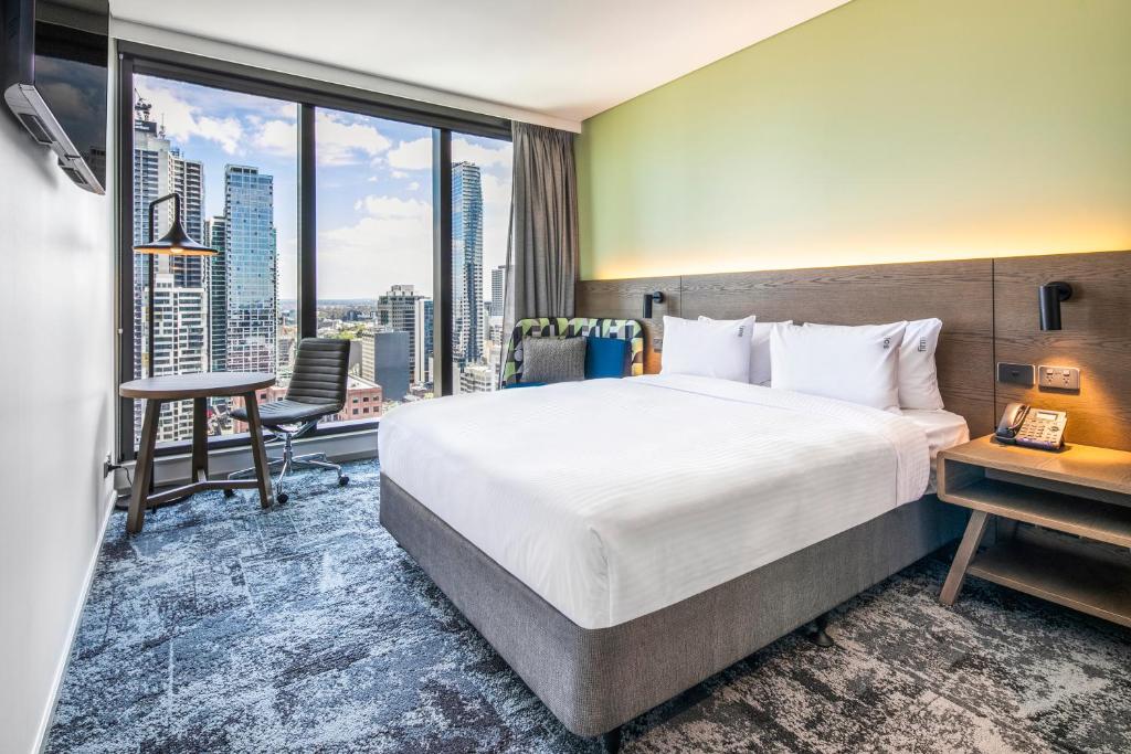 Postel nebo postele na pokoji v ubytování Holiday Inn Express Melbourne Little Collins by IHG