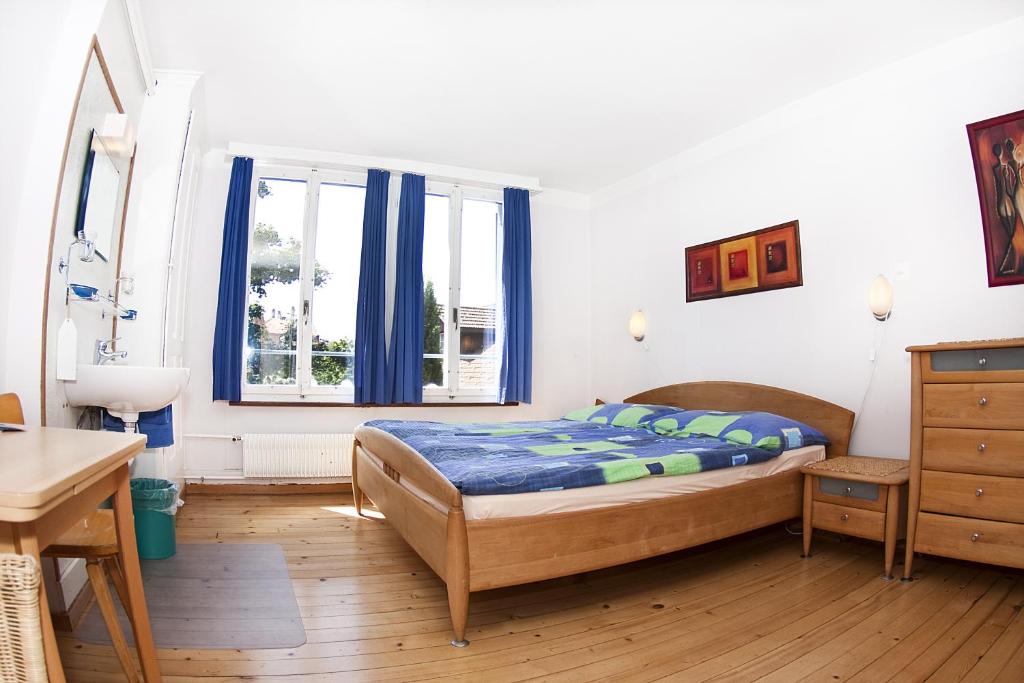 a bedroom with a bed and a window at Happy Inn Lodge in Interlaken