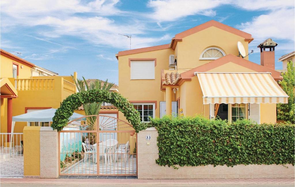 トレビエハにあるAmazing Home In Torrevieja With 3 Bedrooms, Wifi And Outdoor Swimming Poolの黄色の家
