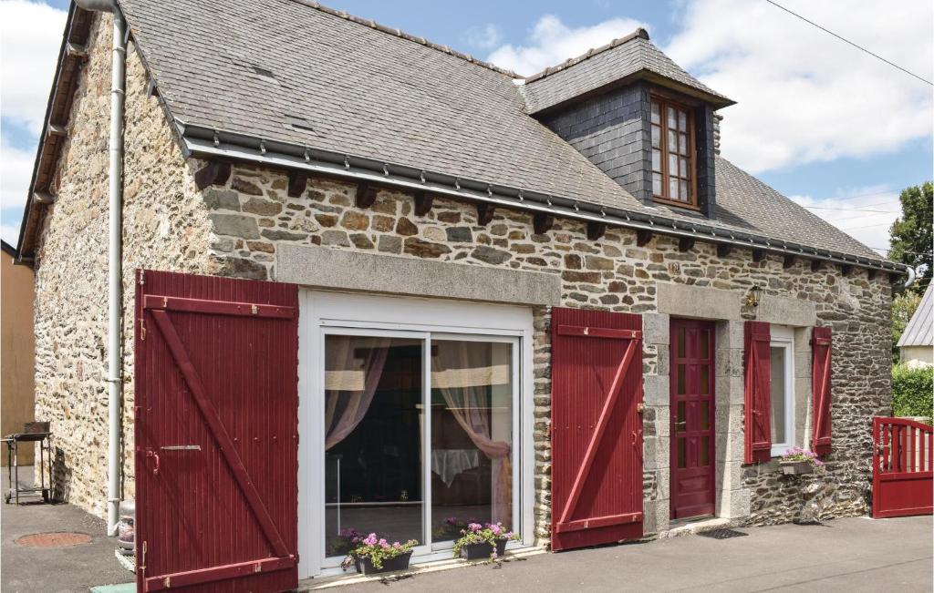 ein altes Steinhaus mit roten Türen und Fenstern in der Unterkunft Awesome Home In Le Cambout With Wifi in Le Cambout