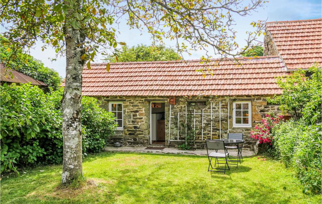 Κήπος έξω από το Gorgeous Home In Quettehou With Wifi