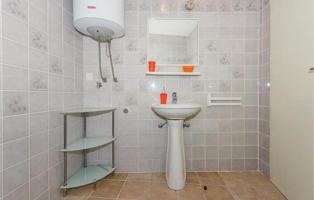 Kúpeľňa v ubytovaní One-Bedroom Apartment In Rogoznica