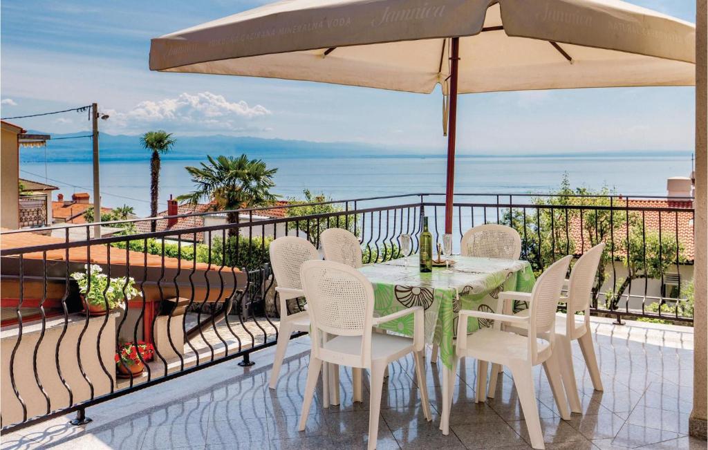 a table and chairs on a balcony with the ocean at Pet Friendly Apartment In Icici With Wifi in Ičići