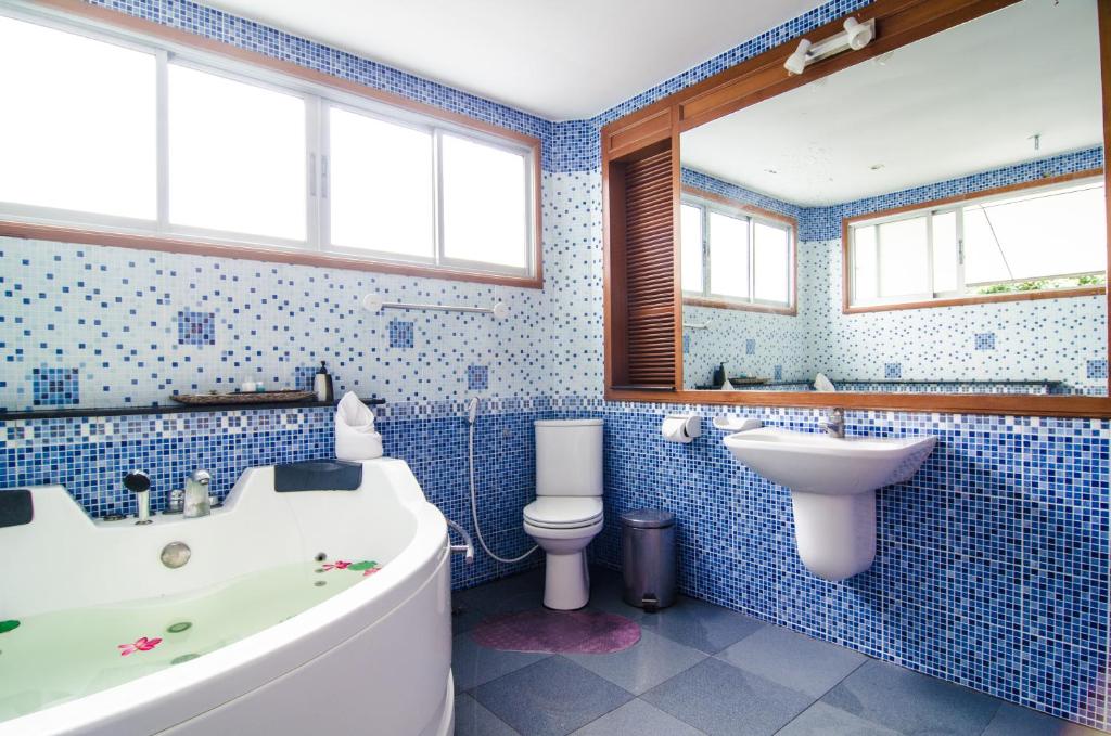 Et badeværelse på Sea Garden Resort & Spa, Haadrin