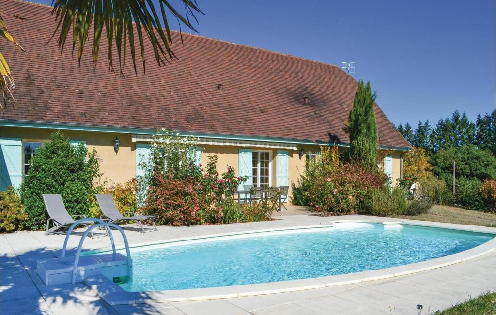 モンティニャックにあるAmazing Home In Montignac-lascaux With 3 Bedrooms, Wifi And Outdoor Swimming Poolの家の前にスイミングプールがある家