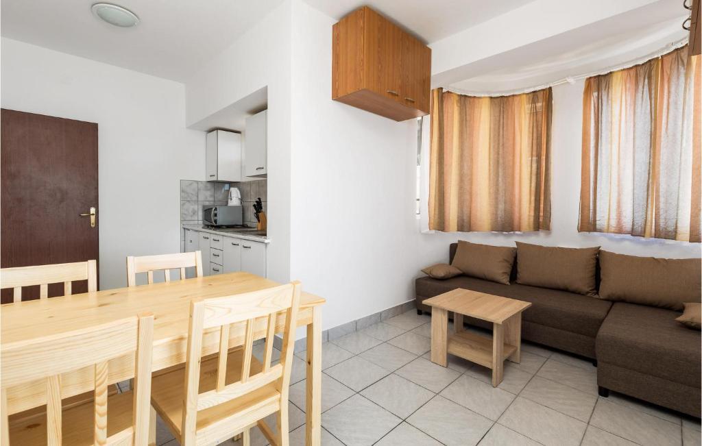 Kuchyňa alebo kuchynka v ubytovaní Beautiful Apartment In Prizna With Wifi