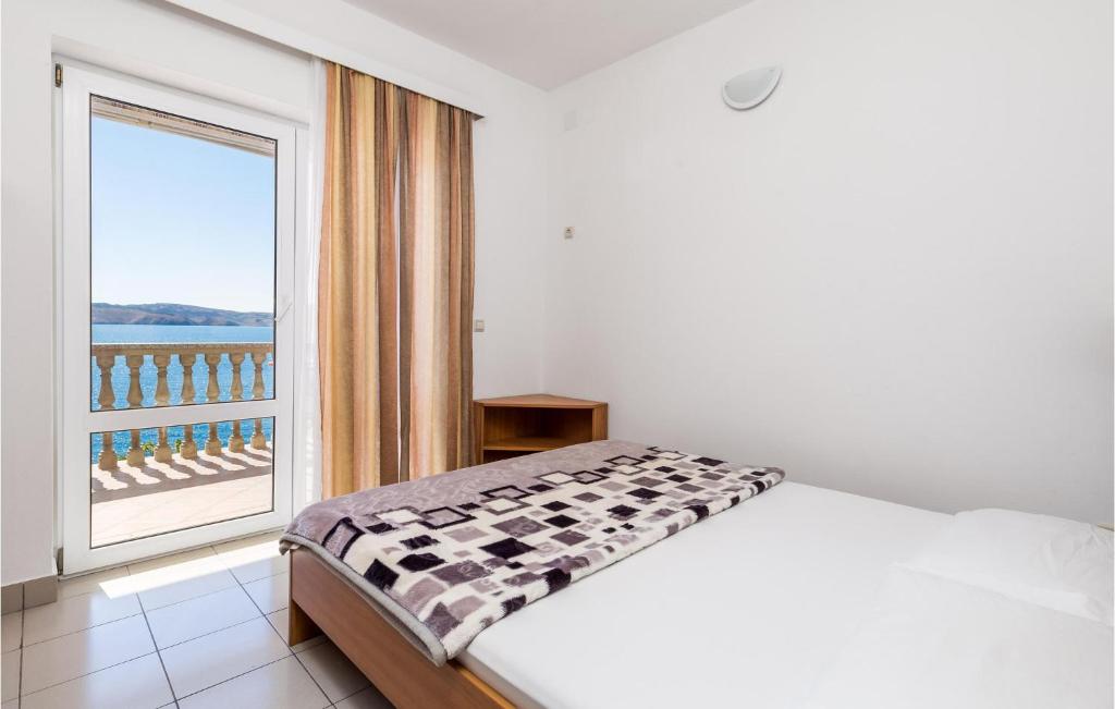 Posteľ alebo postele v izbe v ubytovaní Beautiful Apartment In Prizna With Wifi