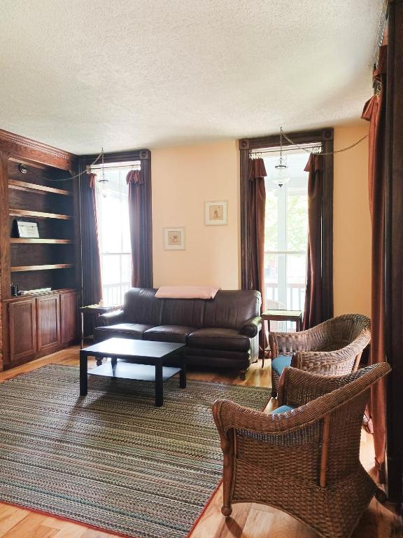 Huge 2 Bedroom House in the Heart of Northside! - Casa De Dos Dormitorios