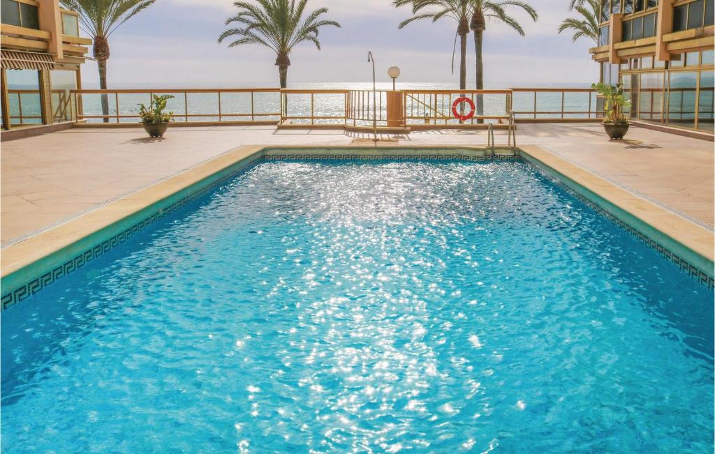 マルベーリャにあるLovely Apartment In Marbella With Outdoor Swimming Poolのヤシの木が茂るリゾート内のスイミングプール