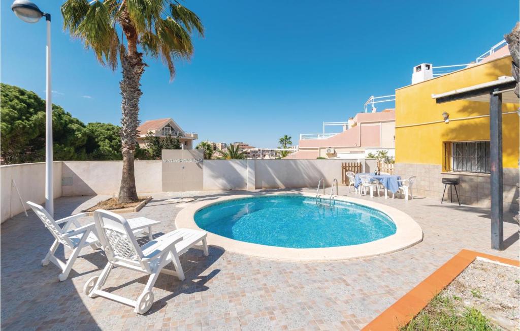 Poolen vid eller i närheten av 3 Bedroom Nice Home In La Manga