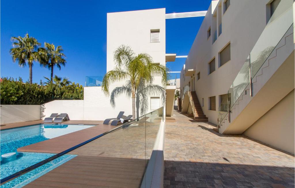 Bazén v ubytování 3 Bedroom Beautiful Apartment In Denia nebo v jeho okolí