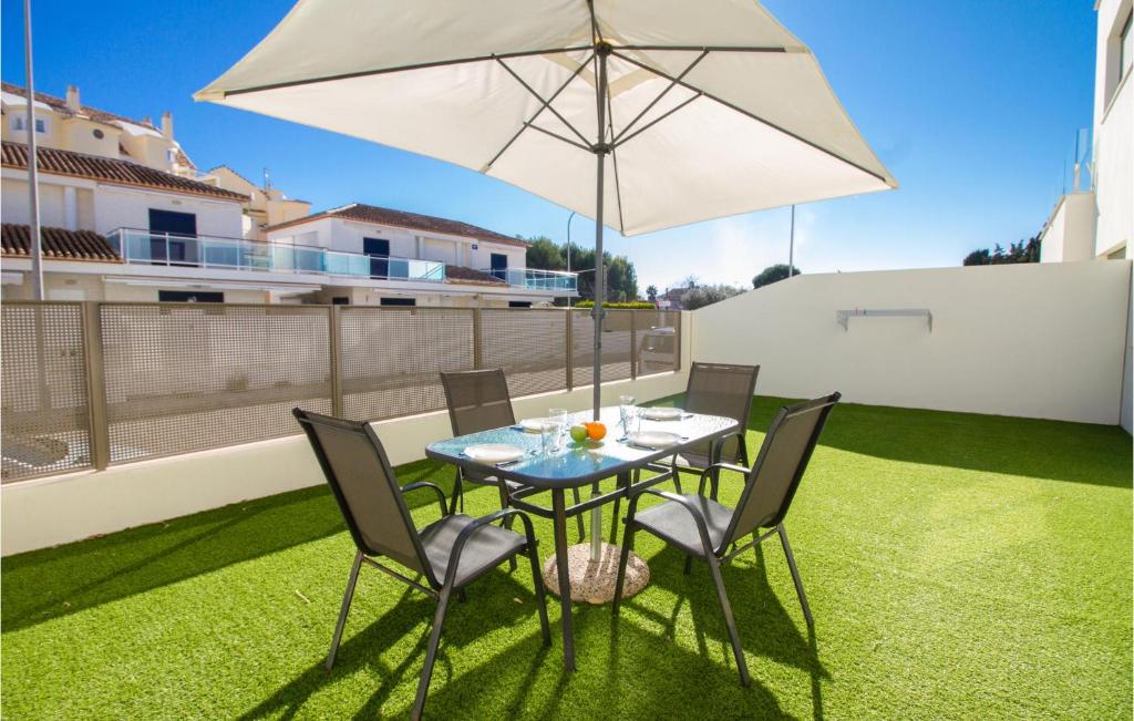 Patio nebo venkovní prostory v ubytování 3 Bedroom Beautiful Apartment In Denia