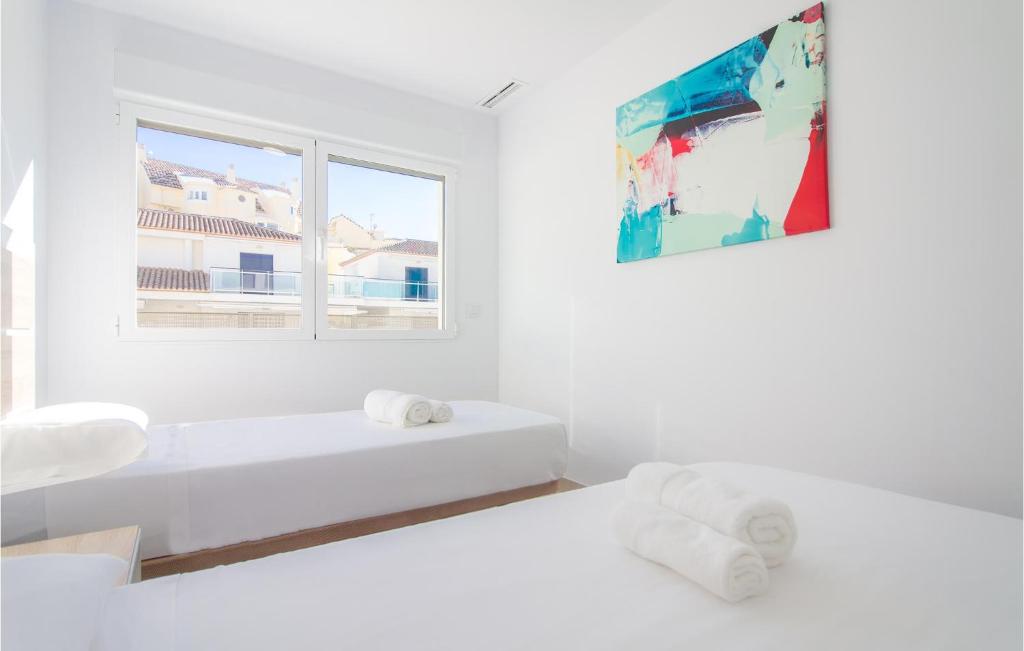 Postel nebo postele na pokoji v ubytování 3 Bedroom Beautiful Apartment In Denia
