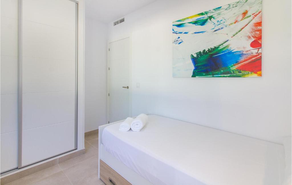 Postel nebo postele na pokoji v ubytování 3 Bedroom Beautiful Apartment In Denia