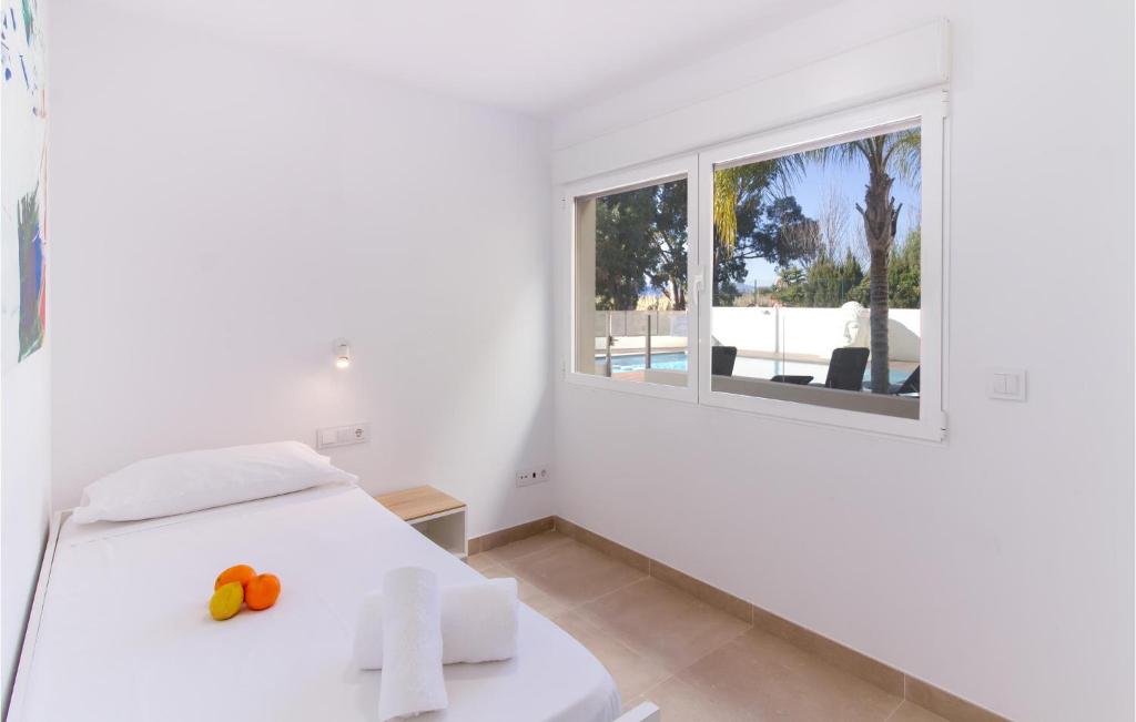 Postel nebo postele na pokoji v ubytování 3 Bedroom Beautiful Apartment In Denia