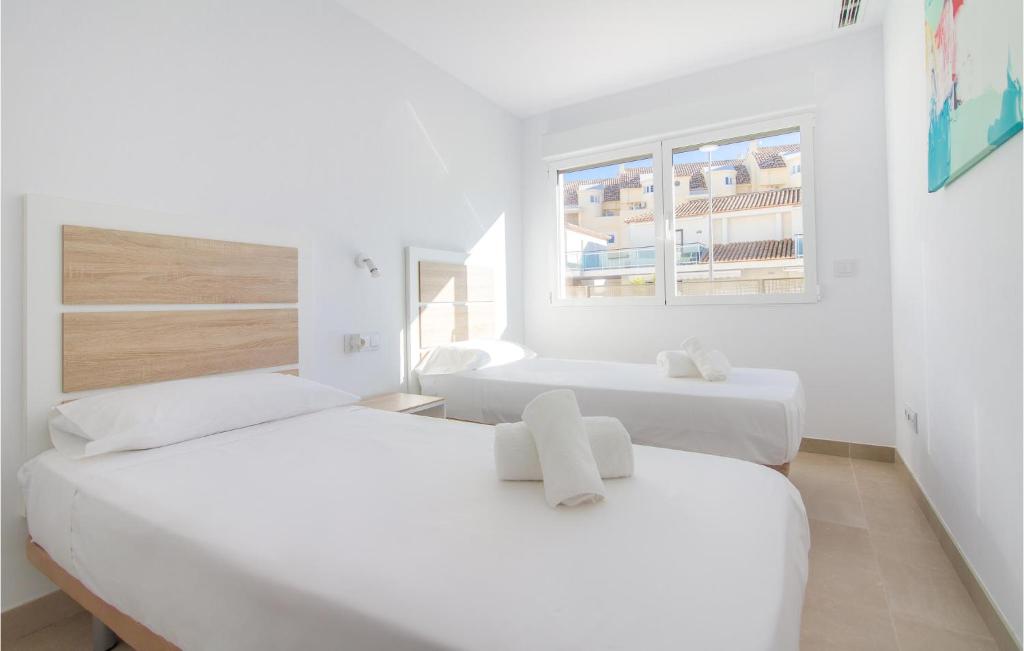 Postel nebo postele na pokoji v ubytování 3 Bedroom Beautiful Apartment In Denia