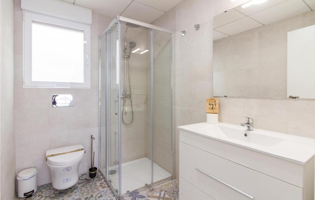 Koupelna v ubytování 3 Bedroom Beautiful Apartment In Denia