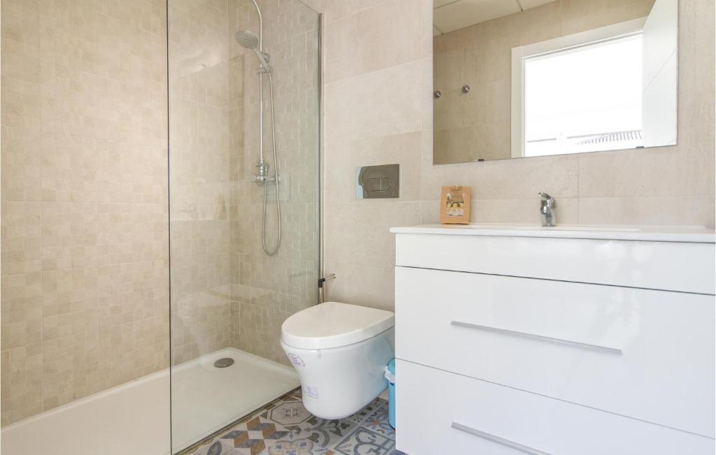 Koupelna v ubytování 3 Bedroom Beautiful Apartment In Denia