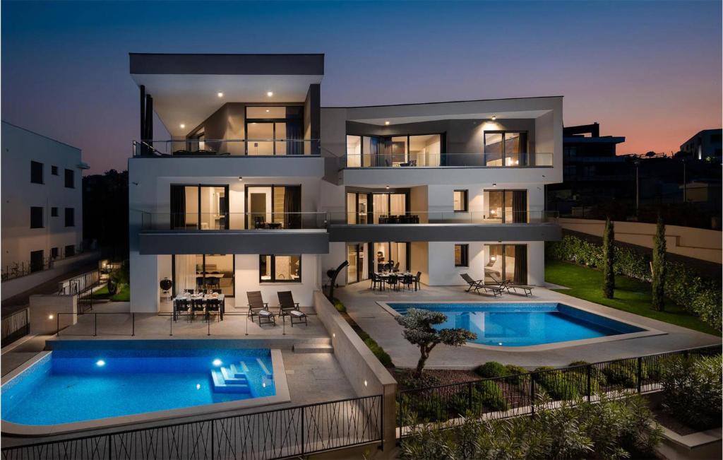 una casa grande con piscina frente a ella en Nice Apartment In Zidarici With Wifi, en Vantačići