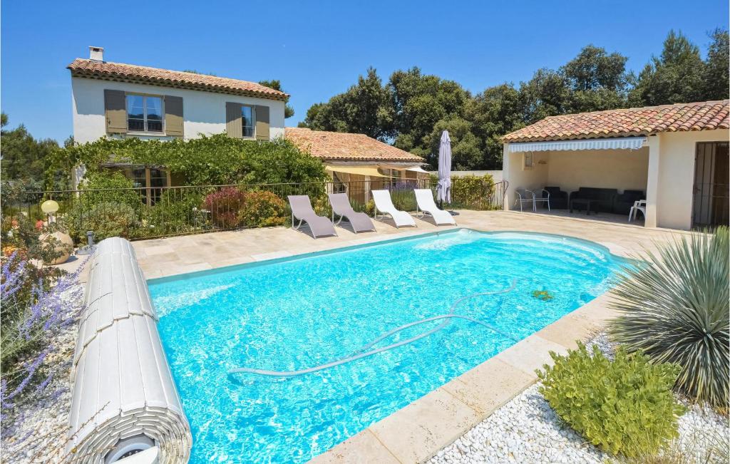 une piscine avec des chaises et une maison dans l'établissement 4 Bedroom Cozy Home In Eygalières, à Eygalières