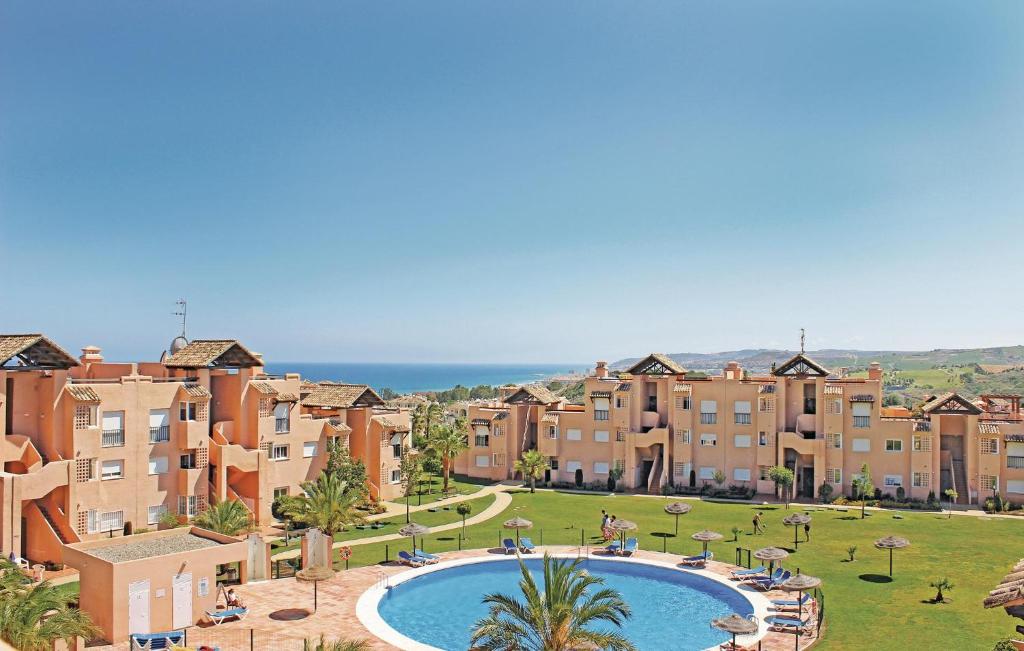 カサーレスにあるAwesome Apartment In Casares Costa With 3 Bedrooms, Wifi And Outdoor Swimming Poolの大きなスイミングプール付きの大型アパートメント複合施設です。