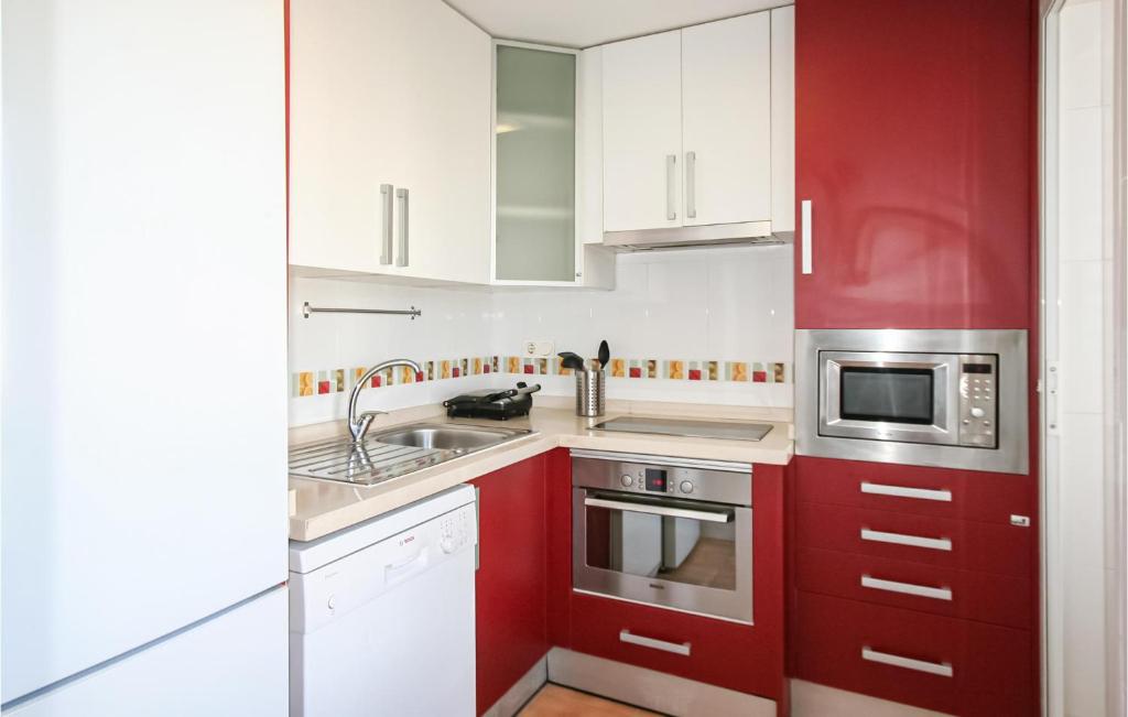 Kuchyňa alebo kuchynka v ubytovaní 3 Bedroom Nice Apartment In Santa Pola