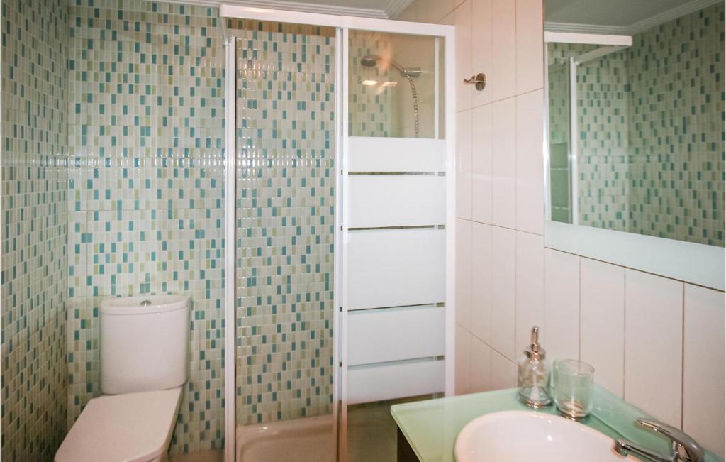 Kúpeľňa v ubytovaní 3 Bedroom Nice Apartment In Santa Pola
