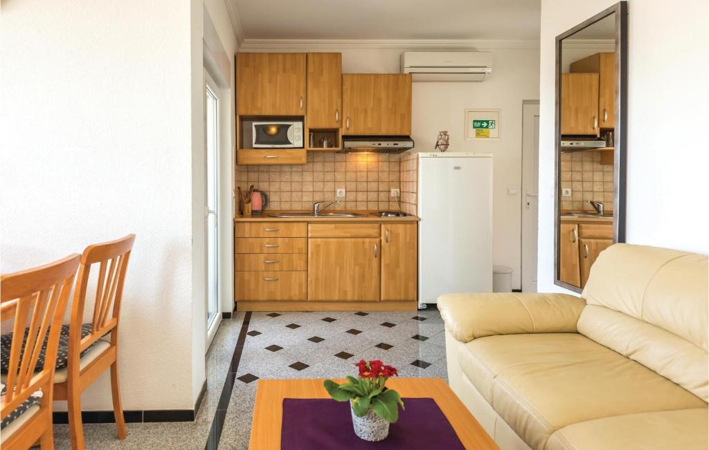 Kuchyňa alebo kuchynka v ubytovaní One-Bedroom Apartment Makarska With Sea View 04