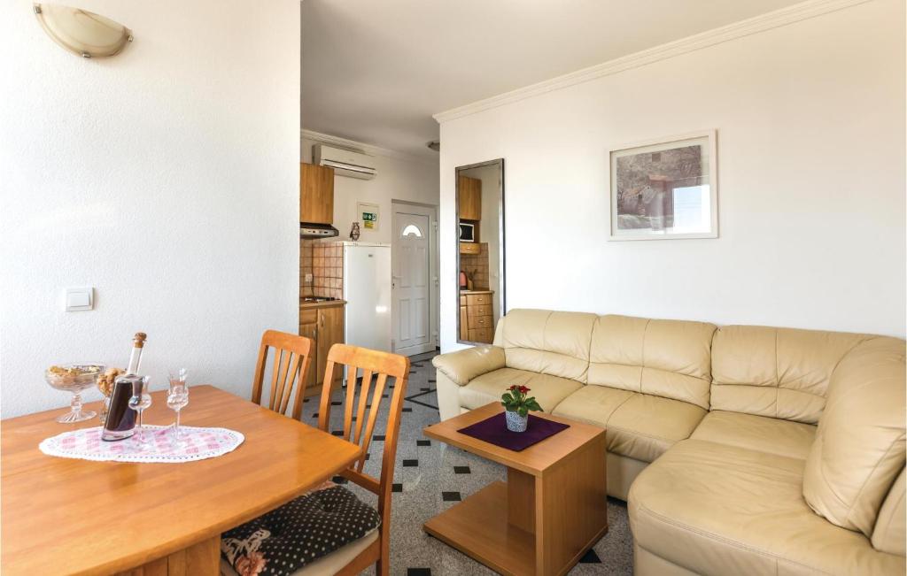 Posedenie v ubytovaní One-Bedroom Apartment Makarska With Sea View 04