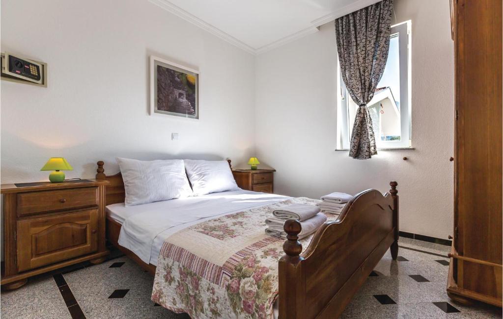 Posteľ alebo postele v izbe v ubytovaní One-Bedroom Apartment Makarska With Sea View 04