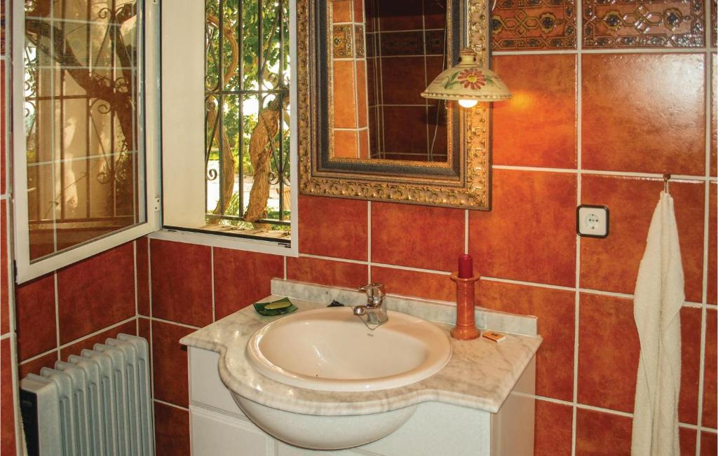 A bathroom at Beautiful Home In Algarrobo With Wifi