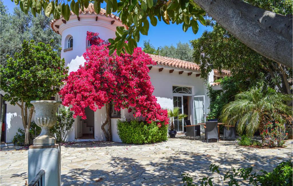 A garden outside Beautiful Home In Algarrobo With Wifi
