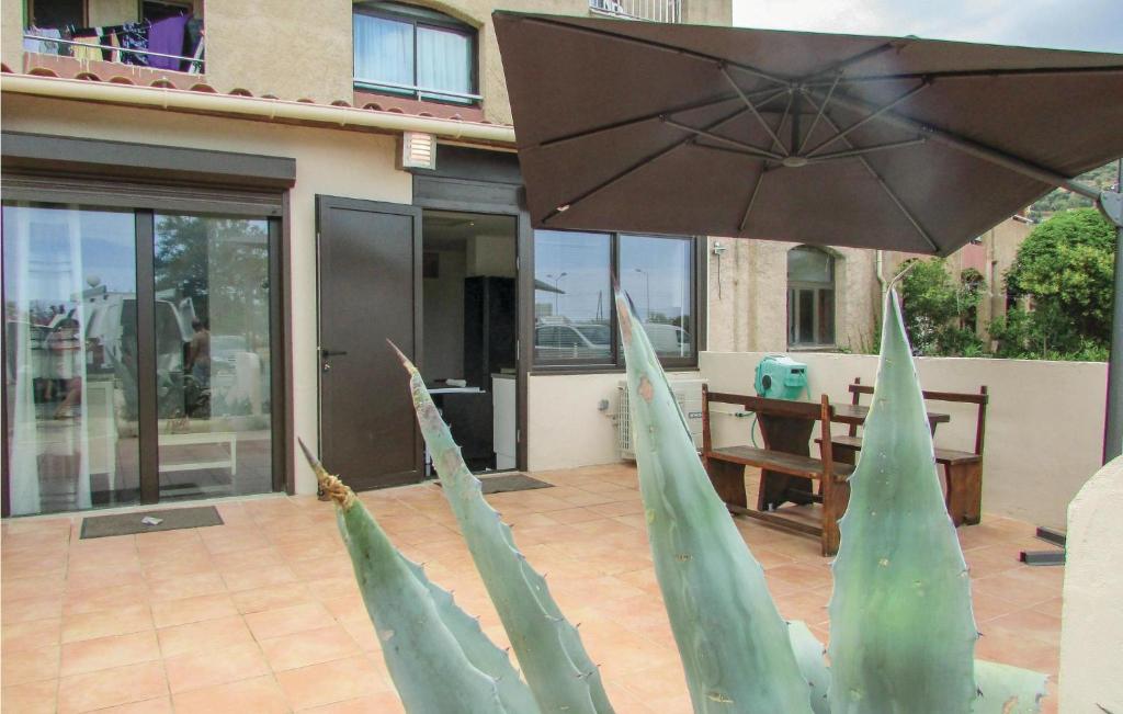 Patio nebo venkovní prostory v ubytování 2 Bedroom Awesome Apartment In Algajola