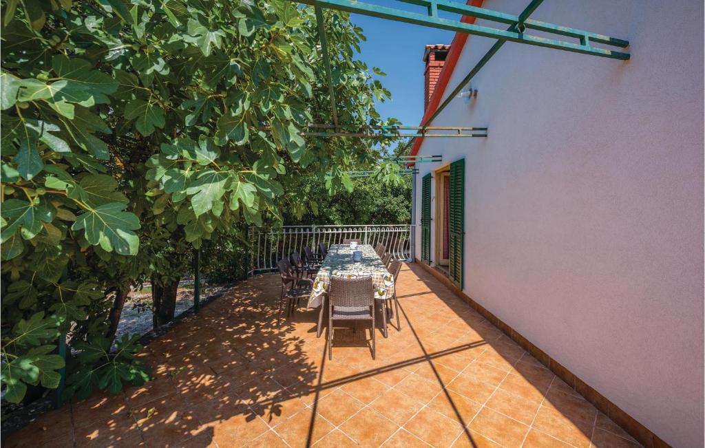 Zdjęcie z galerii obiektu Beautiful Apartment In Rovinj With Wifi w mieście Rovinjsko Selo