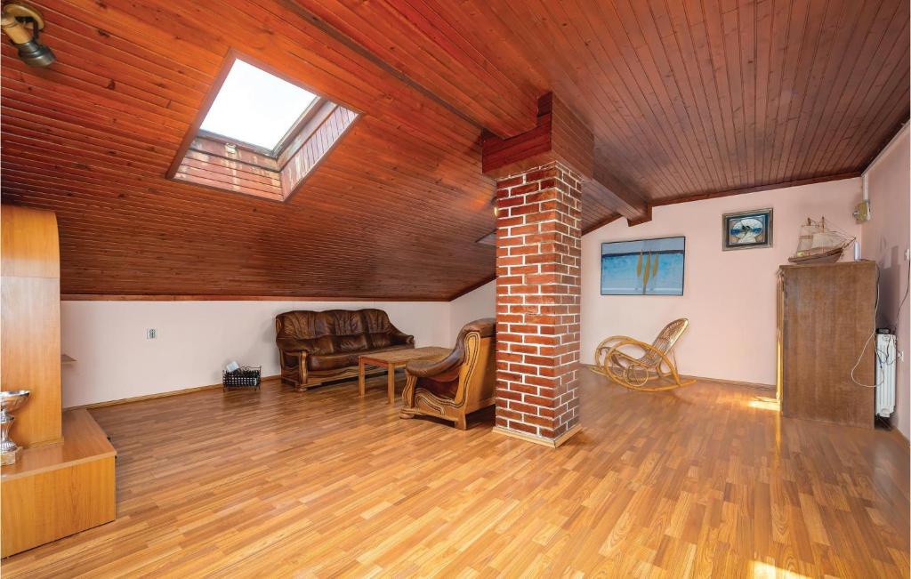 salon ze stołem i krzesłami oraz oknem w obiekcie Beautiful Apartment In Rovinj With Wifi w mieście Rovinjsko Selo