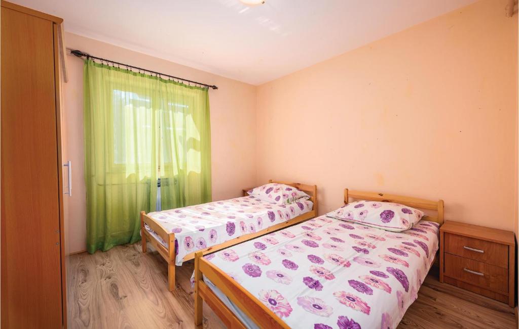 Łóżko lub łóżka w pokoju w obiekcie Beautiful Apartment In Rovinj With Wifi
