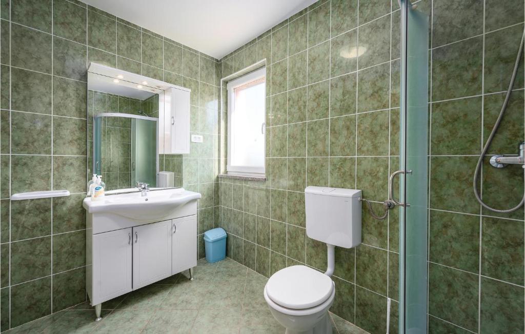 Łazienka w obiekcie Beautiful Apartment In Rovinj With Wifi